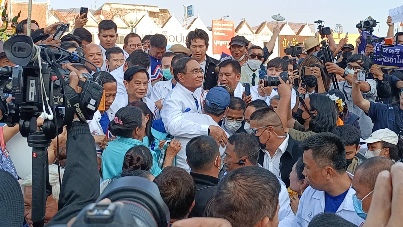 ‘บิ๊กตู่’ นำทัพ รทสช. เปิดเวทีปราศรัยใหญ่ที่โคราช ปชช.แห่ต้อนรับคึกคัก