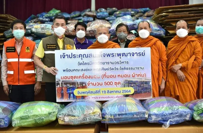 ผู้ว่าฯฉะเชิงเทรา รับมอบเตียงกระดาษสนาม - ชุดเครื่องนอน ของสมเด็จพระพุฒาจารย์  ส่งต่อความช่วยเหลือภารกิจต่อสู้ภัยโควิด