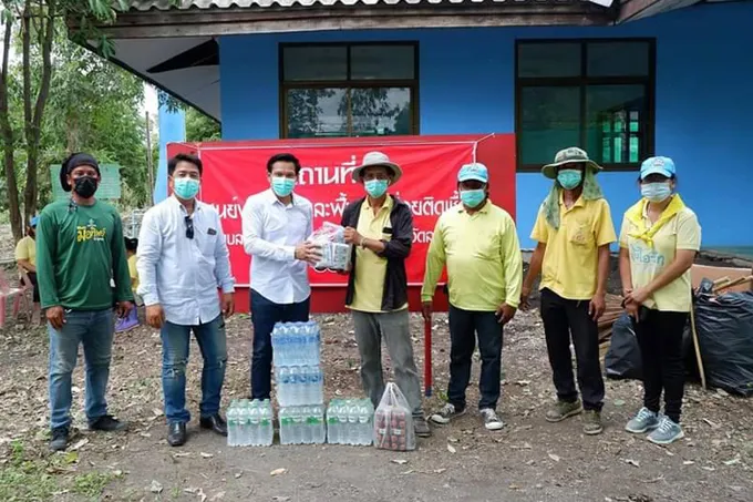 สมาชิกสภาอบจ.ลพบุรี เขต 3 มอบน้ำกระชาย-น้ำดื่มผู้ได้รับผลกระทบโควิด-19