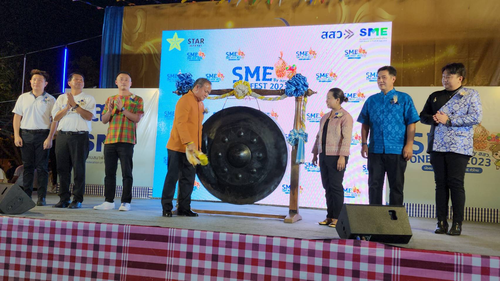 บุรีรัมย์เปิดงานแสดงสินค้าของดี SME ทั่วไทยที่ถนนคนเดินเซราะกราวคาดเงินสะพัดกว่า 4 ล้าน