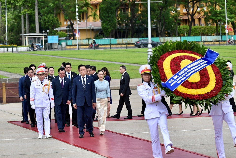 "นายกฯ" นำคณะวางพวงมาลาวีรชนเวียดนาม เยือนสุสานโฮจิมินห์ ตอกย้ำมิตรภาพไทย–เวียดนาม