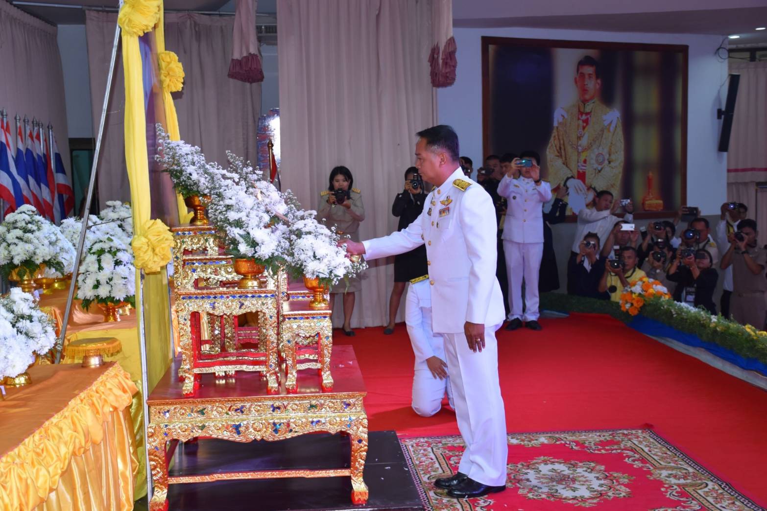 ผู้ว่าฯศรีสะเกษ นำคณะวางพานพุ่มถวายราชสักการะ "พระบิดาแห่งมาตรฐานการช่างไทย"
