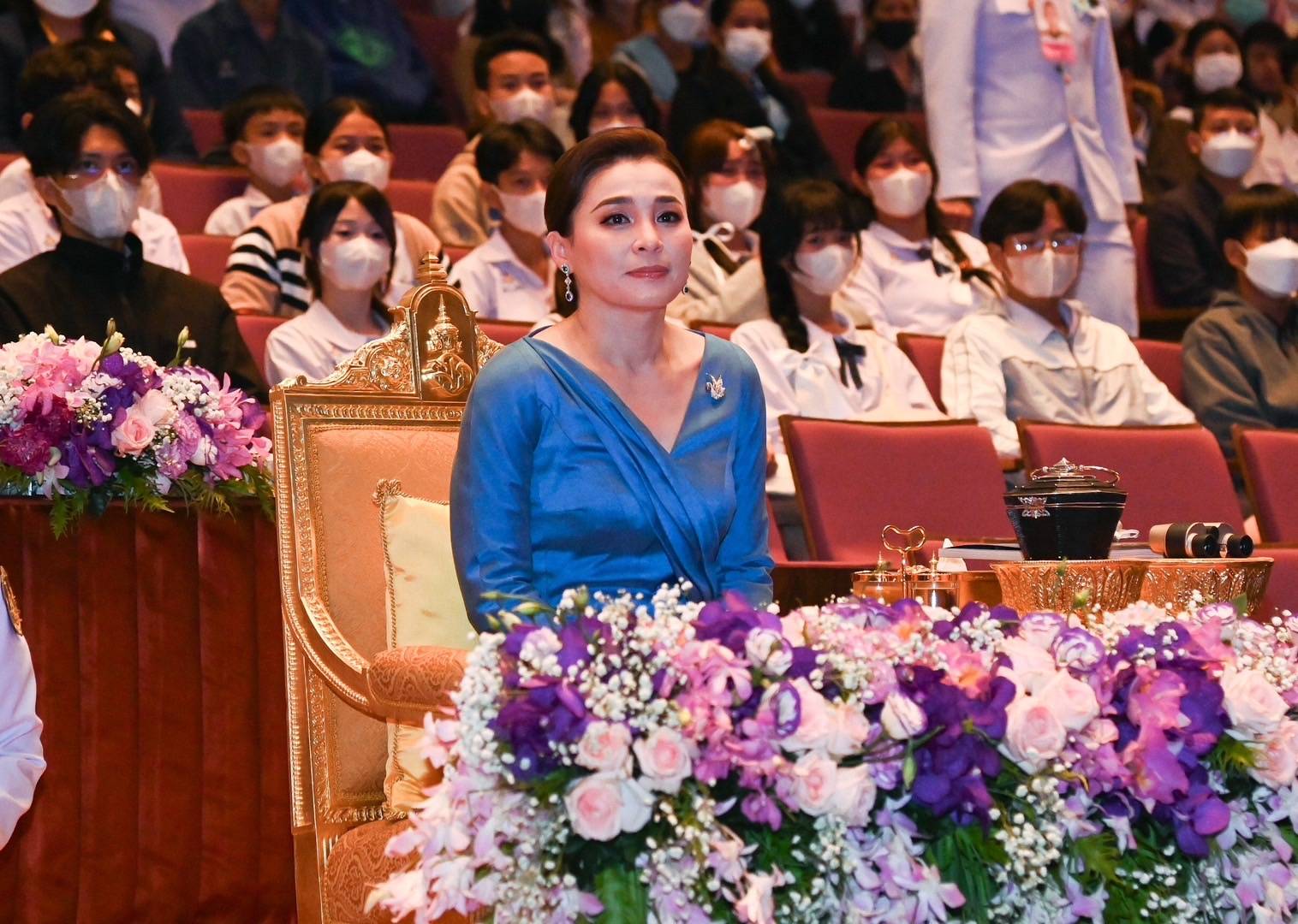 "พระราชินี" ทอดพระเนตรการแสดงสเก็ตน้ำแข็งรอบเยาวชน เรื่อง “สวอนเลค ออน  ไอซ์”