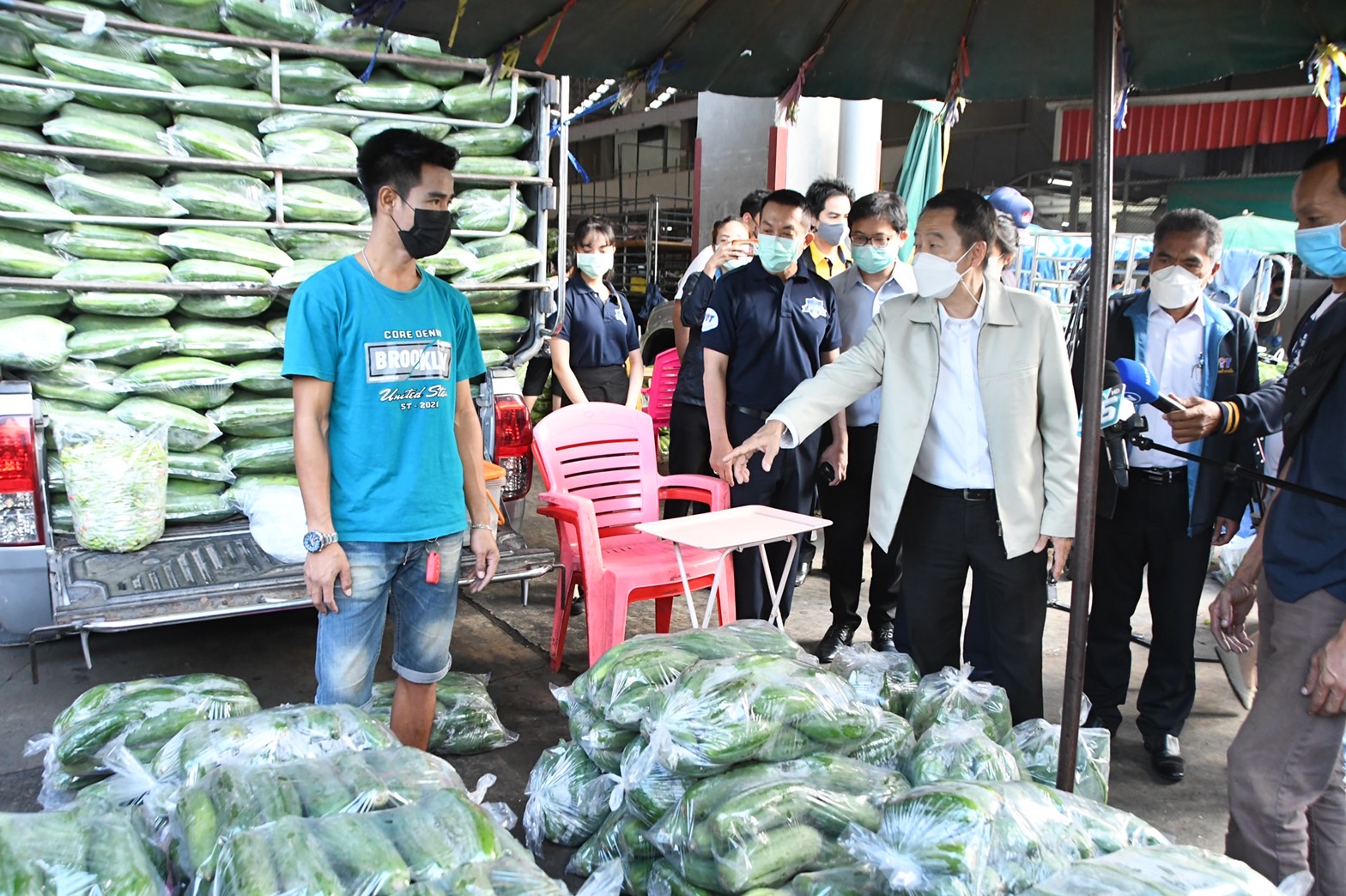 "พณ." ลงพื้นที่ตรวจสอบราคาผัก-ผลไม้ตลาดสี่มุมเมือง พบยังเป็นปกติ ย้ำกักตุนเจอปรับ-คุก 