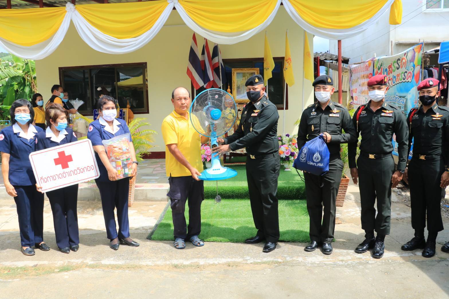 รองผู้บัญชาการกองพลพัฒนาที่ 3 ร่วม จิตอาสาอำเภอวังทอง มอบบ้านผู้ยากไร้ 