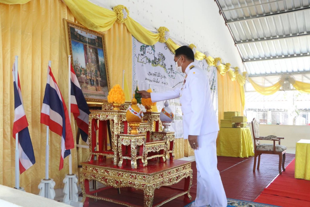 พระบาทสมเด็จพระเจ้าอยู่หัวทรงพระกรุณาโปรดเกล้าฯให้ผวจ.ศรีสะเกษเป็นผู้แทนพระองค์มอบประกาศนียบัตรโครงการพระราชทานโคกหนองนาแห่งน้ำใจและความหวัง