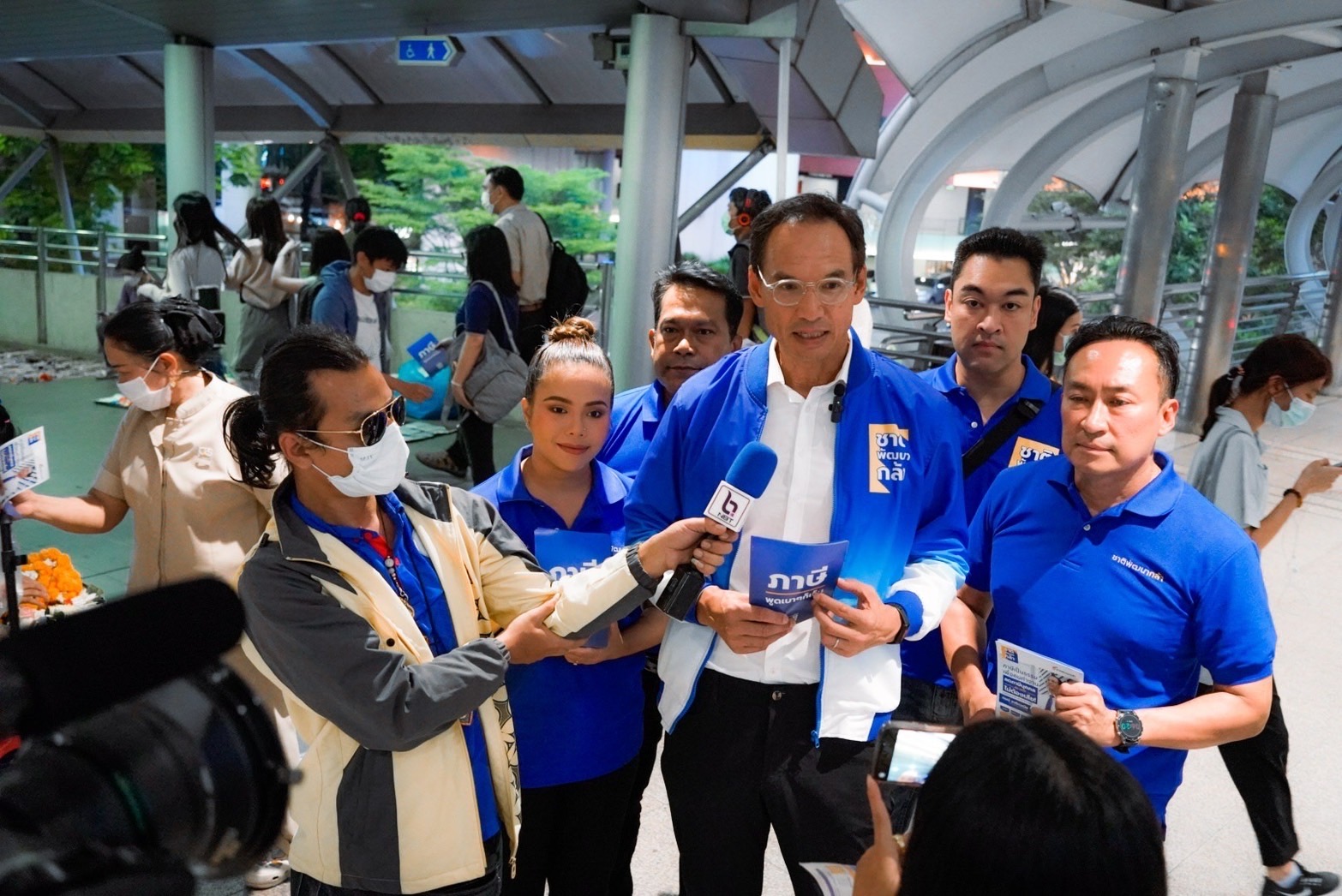 "กรณ์" ลุย "สาทร" แจกใบปลิว "ลดภาษีบุคคล" นโยบายภาษีเป็นธรรมเพื่อมนุษย์เงินเดือน ปชช.ตอบรับล้นหลาม 