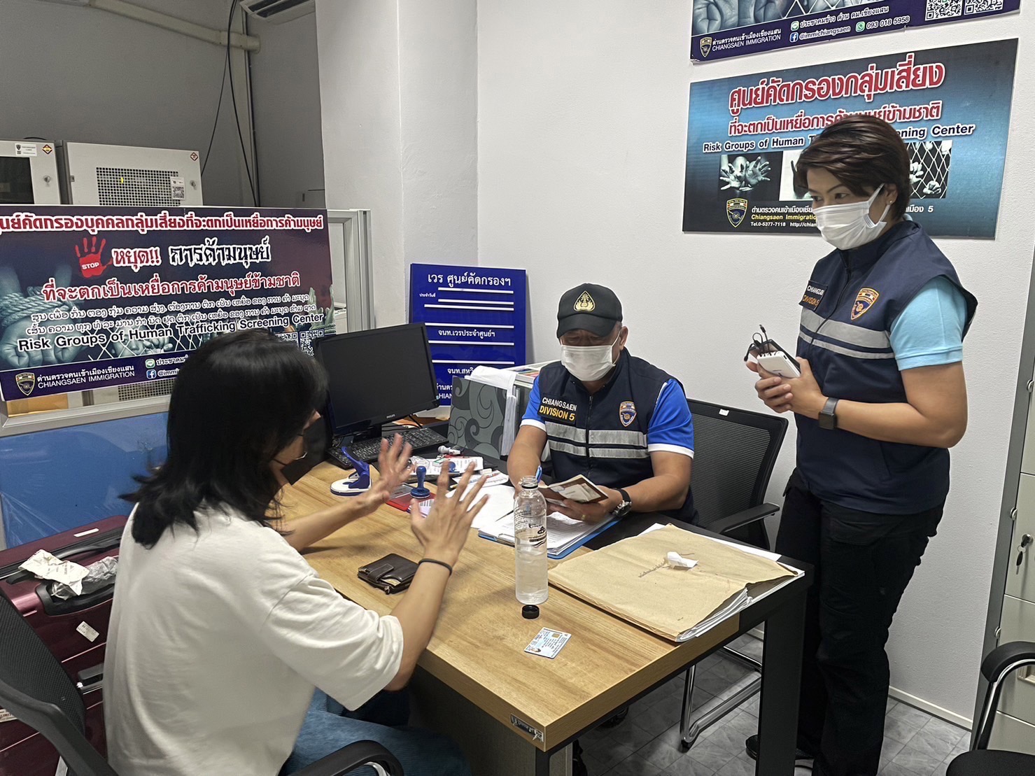 ตม.เชียงแสนช่วยคนไทยกลับบ้านรวม 113 คน  หลังถูกหลอกไปทำเว็บไซต์พนันออนไลน์ 