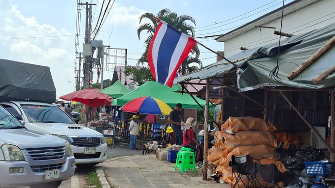 ช่องจอมเริ่มคึกคัก! แม่ค้าไทยเร่งสต็อกสินค้ารับสุดสัปดาห์ ติดธงชาติยืนยันร้านคนไทย ขณะที่โอรเสม็ดยังเงียบ