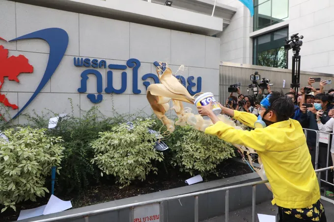 “คาร์ม็อบ” ป่วน “ภูมิใจไทย” บุกปาคบไฟ-กาวดักหนู