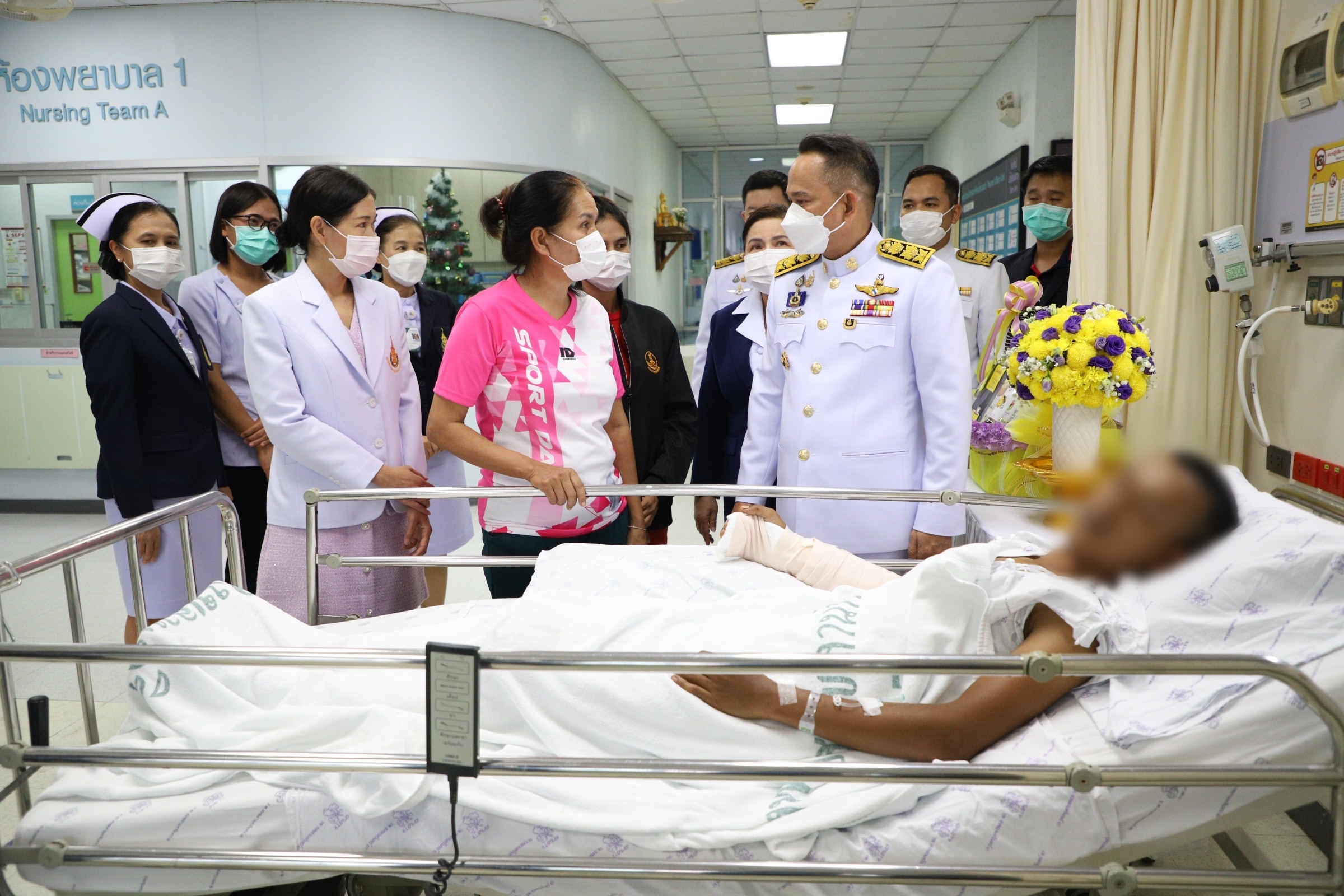 ในหลวง โปรดเกล้าฯ ให้ผู้ว่าฯสงขลา  เชิญดอกไม้และตะกร้าสิ่งของพระราชทาน มอบแก่อาสาสมัครทหารพราน ถูกคนร้ายยิงในพื้นที่ จ.นราธิวาส
