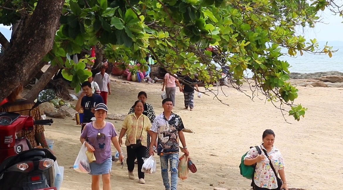หาดลับพัทยา ยังคงคึกคัก ได้รับความนิยมจากนักท่องเที่ยว นั่งรับลมเย็นชมวิว-พระอาทิตย์ตกดิน 