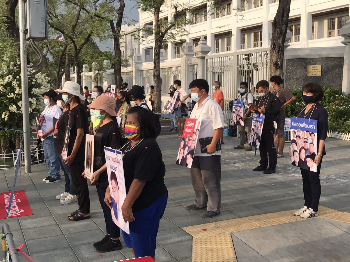 กลุ่มแม่ของแกนนำม็อบราษฎร ร่วมกิจกรรมเชิงสัญลักษณ์ ยืน หยุด ขัง
