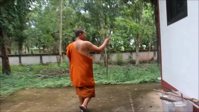   หลวงพี่จีวรบินไล่จับโจรงัดกุฏิ โจรเท้าไฟหนีไปได้ข้ามวันสุดท้ายไม่รอด ตร.ศรีธาตุตามจับได้