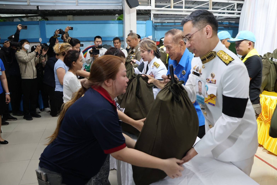 ในหลวง โปรดเกล้าฯ ให้องคมนตรีเชิญถุงพระราชทาน ช่วยผู้ประสบอัคคีภัยชุมชนคลองนางหงษ์