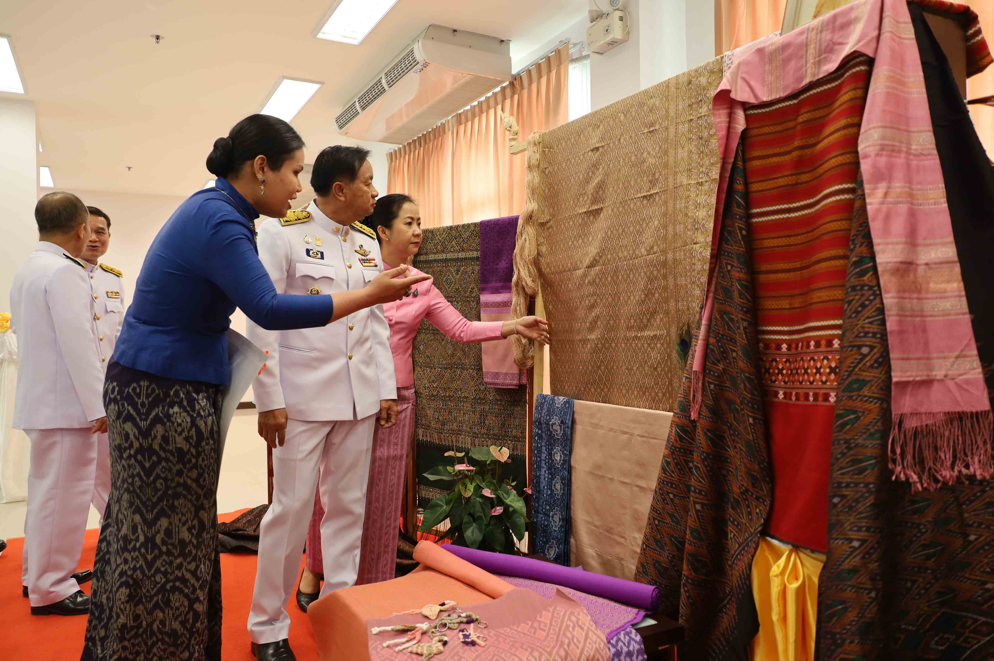 กาฬสินธุ์จัดพิธีมอบลายผ้าพระราชทานผ้าลายดอกรักราชกัญญา