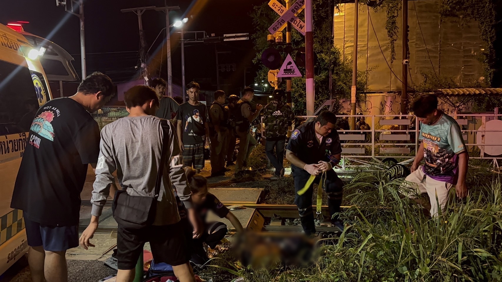 แว้นซิ่งหนีตำรวจ ข้ามแยก ทางรถไฟ ชนรถทางตรงสาหัส 4 ราย