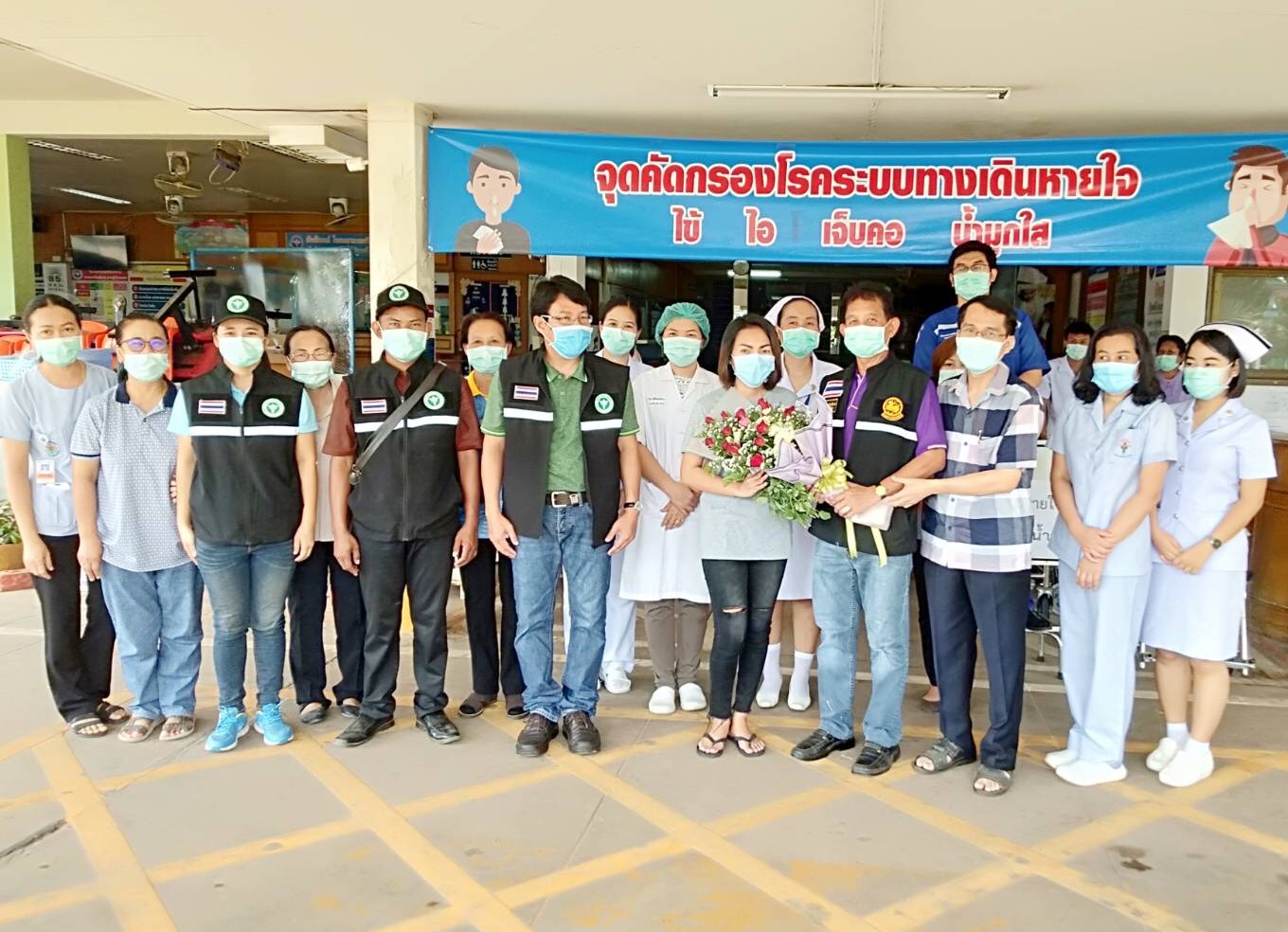 นายอำเภอศรีสงคราม  นำทีมแพทย์ พยาบาล บุคลากรสาธารณสุขอำเภอ ส่งตัวผู้ป่วย COVID-19 รายที่ 2 ของจังหวัดนครพนม ที่รักษาหายแล้วกลับบ้าน