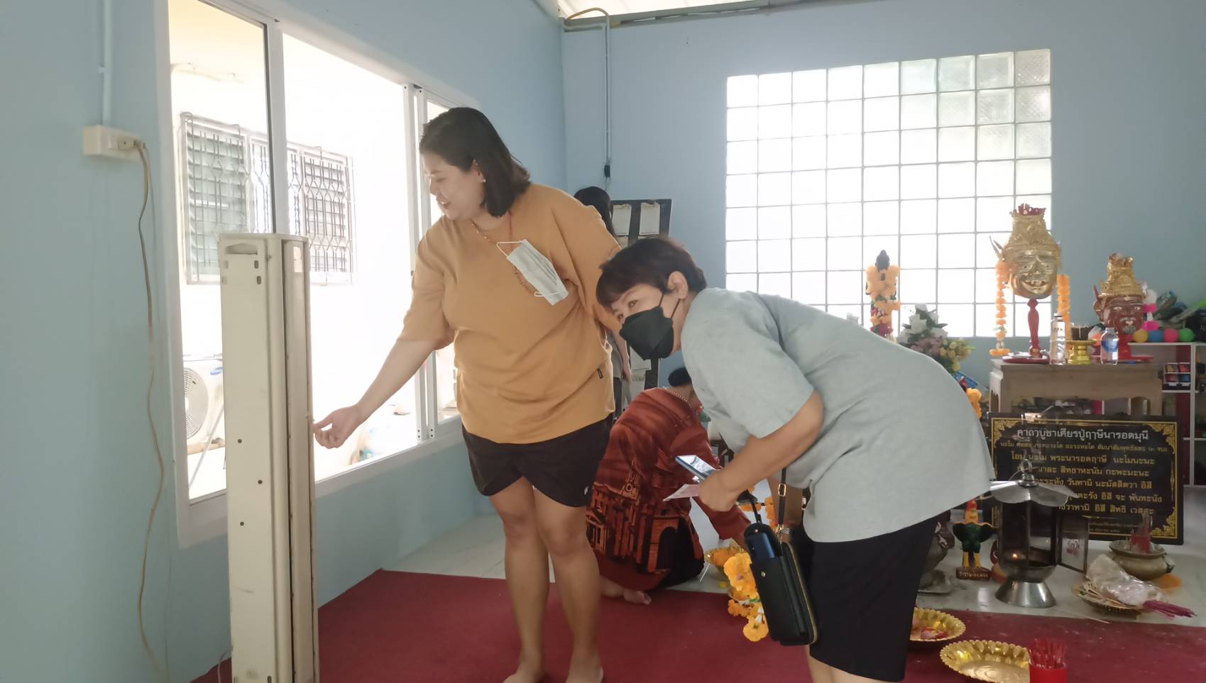 สาวจุดธูปพร้อมพัดลมเป่าบอกไอ้ไข่รู้ว่า 'หนูรีบ'
