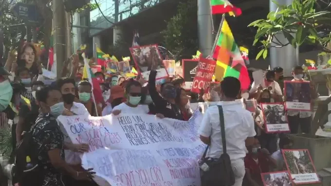 ชาวเมียนมากว่า600คนปักหลักประท้วงรัฐประหารหน้าสถานทูตพม่า