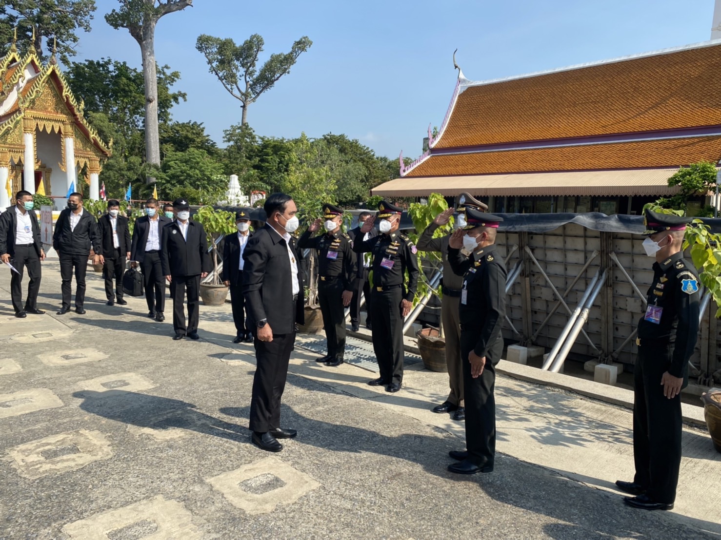 "บิ๊กตู่" ห่มผ้าพระพุทธชนะมาร ให้กำลังใจ "ทหาร"  ป้องกันน้ำท่วมอยุธยา แม้เหนื่อย แต่ทำเพื่อคนอื่น "ชาวบ้าน" โวยจนท.กันไม่ให้พบ 