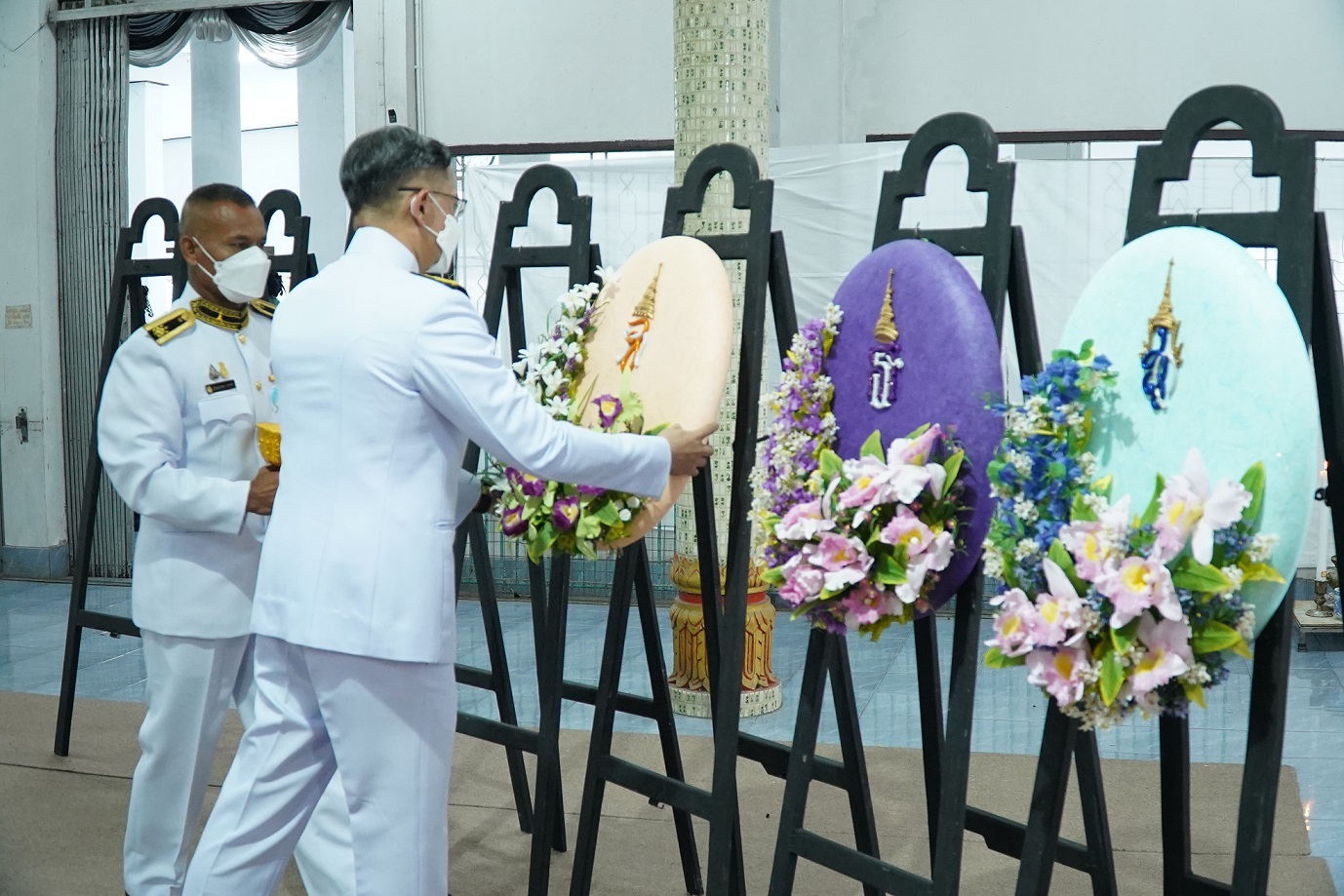 "ในหลวง"พระราชทานพวงมาลาแก่ตำรวจเสียชีวิตเหตุระเบิดบริเวณสะพานบ้านตอออ นราธิวาส