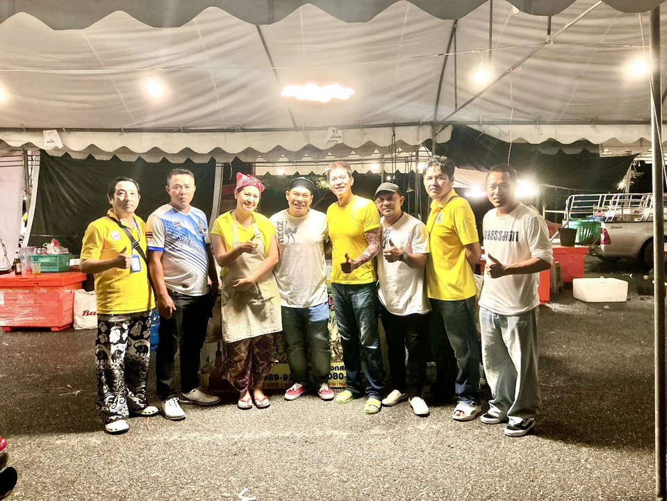 "โหน่ง ชะชะช่า" ร่วมงานน้อมรำลึก ร.9 ที่เขื่อนขุนด่านฯ เหมา 33 ชุดหมูสะเต๊ะดารารุ่นใหญ่แจกฟรี! 