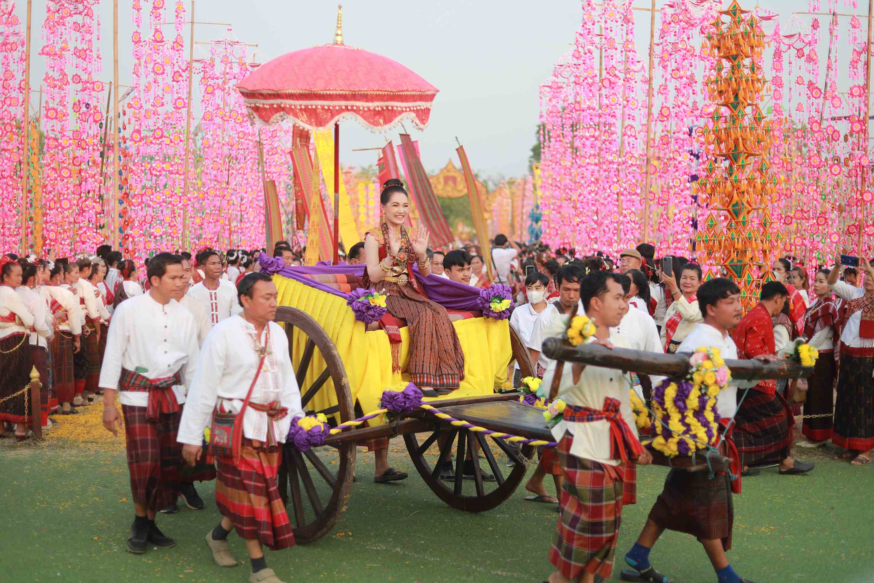 เริ่มแล้ว!ประเพณีมาฆปูรณมีบูชาทะเลธุงอีสานอลังการขบวนแห่เมืองโบราณ