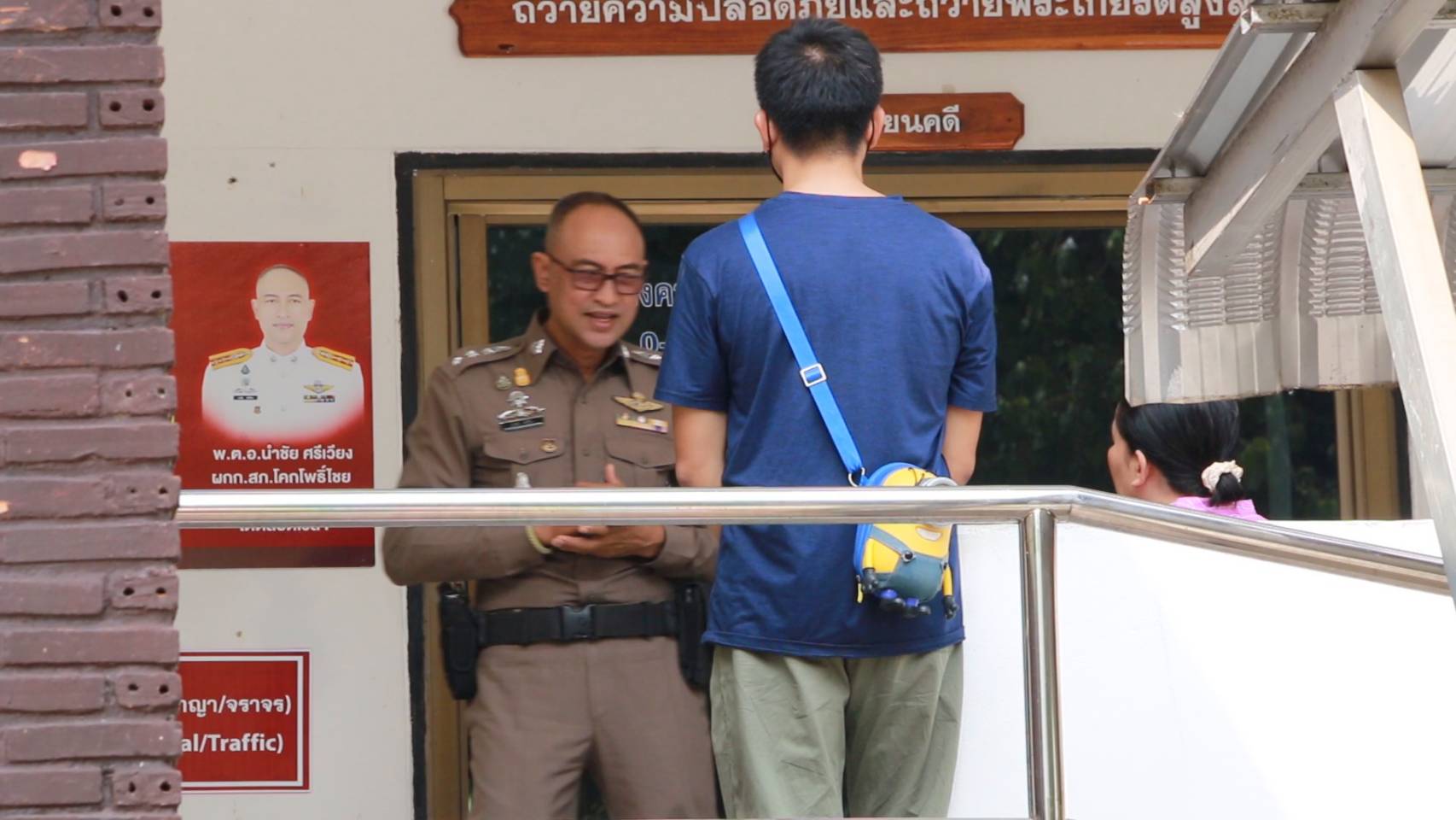 ผกก.สภ.โคกโพธิ์ไชยยันคนเจ็บซึ่งถูกลูกสท.คนดังฟัน เข้าไปเคลียร์วัยรุ่น 2 กลุ่มทะเลาะกัน   