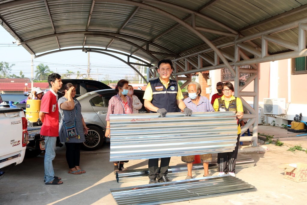 ผู้ว่าฯอุตรดิตถ์ สั่งเร่งแจกสังกะสีช่วยชาว ต.บ้านเกาะ ซ่อมแซมบ้านที่ประสบวาตภัย