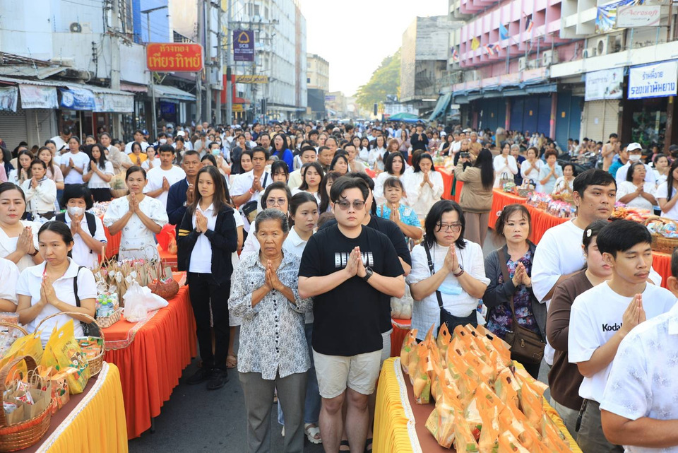 ผู้ว่าฯ ลพบุรี นำประชาชนกว่า 700 คน ตักบาตรรับปีใหม่ 2569 ณ เทวสถานปรางค์แขก เสริมสิริมงคลทั่วเมือง