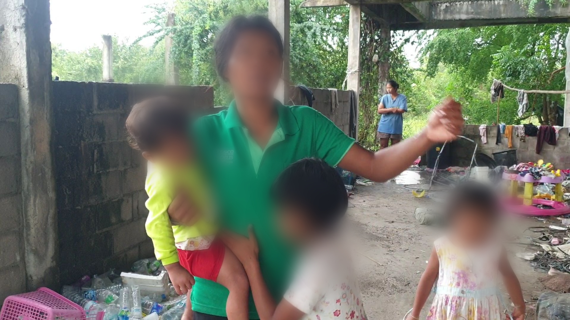 สุดรันทด 4 ชีวิตแม่ลูก อาศัยตึกร้างซุกหัวนอน ใช้น้ำขังในบ่อข้างถนนดื่มประทังชีวิต 