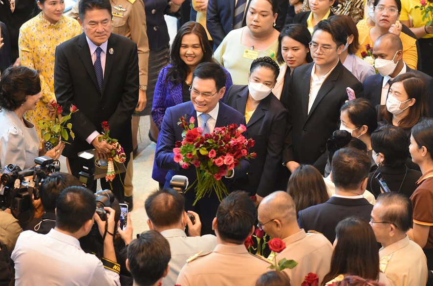 "จุรินทร์"อำลาข้าราชการกระทรวงพาณิชย์ต่างมอบดอกไม้-กำลังใจเพียบ