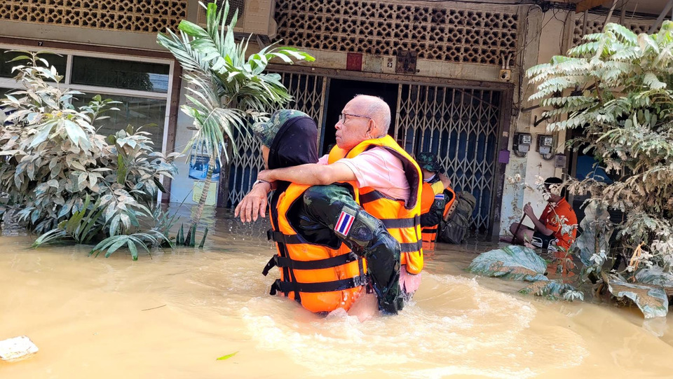 ชุดค้นหาและกู้ภัยทางอากาศ “รบพิเศษ” กองทัพบก ลงพื้นที่เขต 8 หาดใหญ่ เร่งช่วยเหลือปชช.ติดค้างในอาคาร