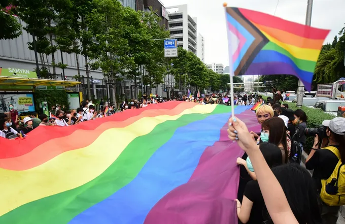  'กลุ่มเสรีเทยพลัส'แต่งชุดแฟนซีเชิงสัญลักษณ์ เดินขบวนเรียกร้องประชาธิปไตยแยกสามย่าน (รวมภาพ)