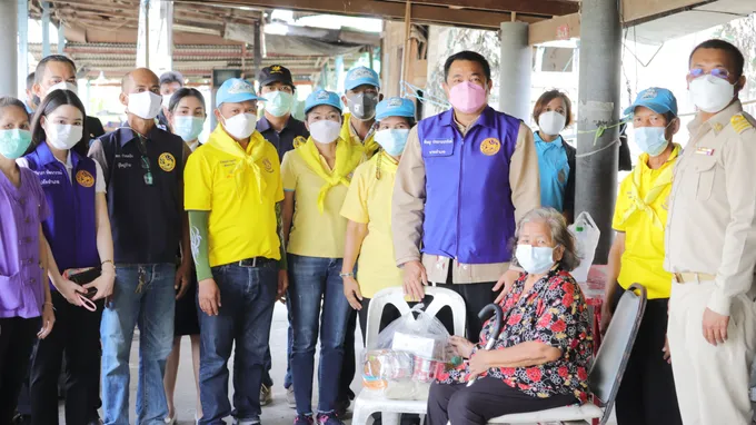 นายอำเภอเมืองปทุมธานีนำคณะลงพื้นที่ตรวจเยี่ยมครัวเรือนเป้าหมายเพื่อแก้ปัญหาความยากจน