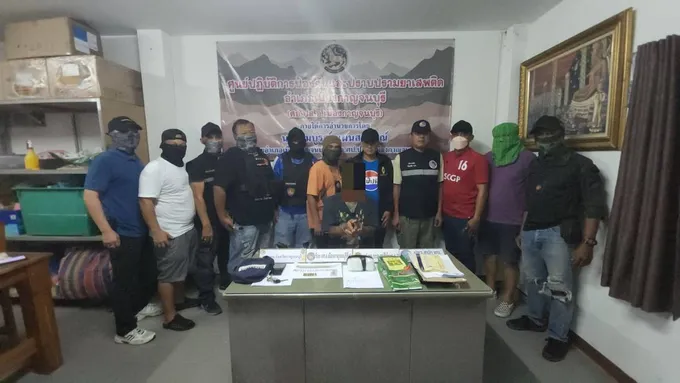 นอภ.เมืองกาญจน์ รุกหนักจับยาเสพติด 2 วันติด มีมนุษยธรรม รอให้กินข้าวเสร็จถึงบุกจับยาไอซ์ครึ่งกก.