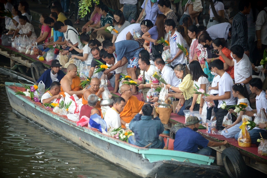 พุทธศาสนิกชน ร่วมทำบุญตักบาตรพระสงฆ์ เนื่องในวันเข้าพรรษา (ประมวลภาพ)