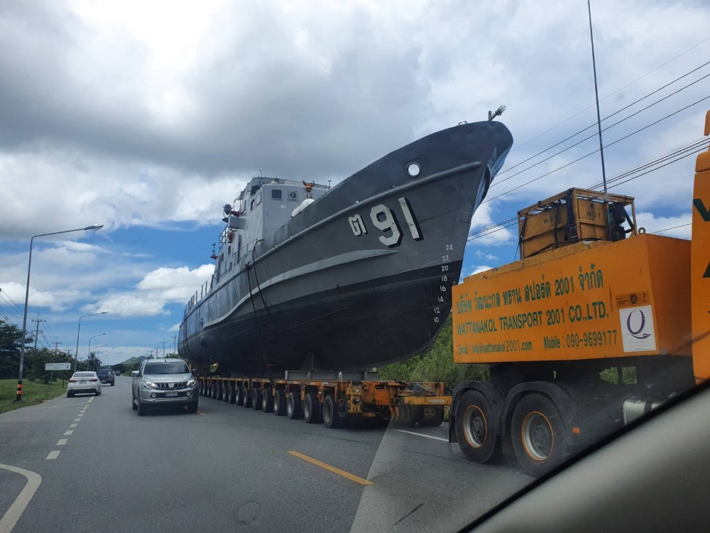 ชาวบ้านแห่เก็บภาพเรือของพ่อ แล่นบนถนนก่อนนำไปตั้งยังอุทยานประวัติศาสตร์ 