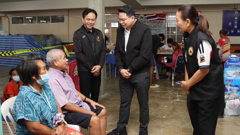"พีระพันธ์” ลุยศรีสะเกษ! “สกสค.” ส่งกำลังใจ-มอบถุงยังชีพ ถึงมือครูผู้หนีภัยชายแดน ย้ำสู้ไปด้วยกัน