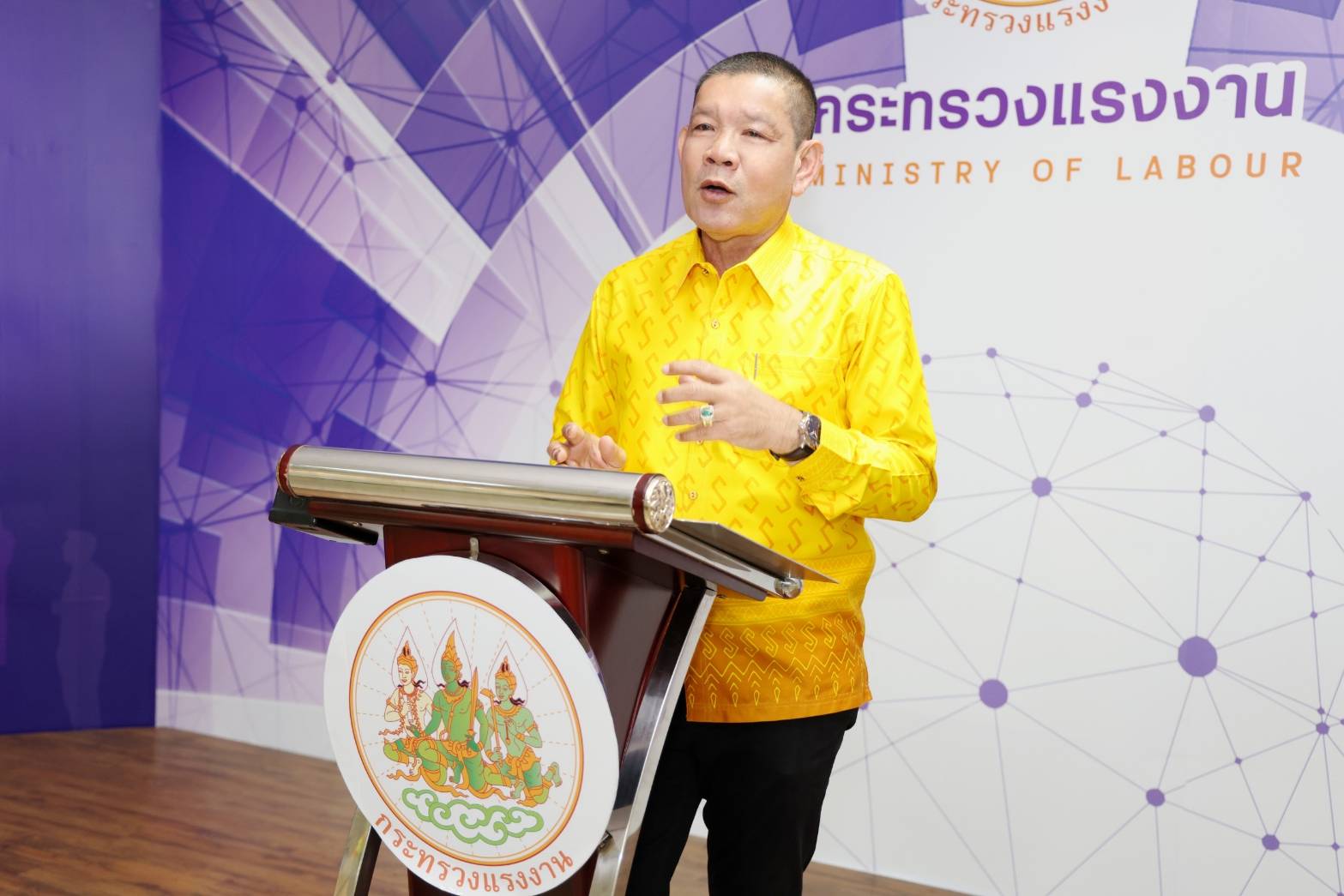 "พิพัฒน์" สั่งติดตามค่าจ้างค้างจ่ายผู้ชุมนุมหน้าไทยออยล์ ยันพร้อมเป็นคนกลางแก้ไขปัญหา