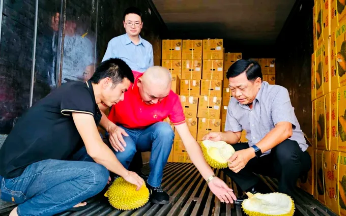 ผลไม้ไทยครองแชมป์!! "อลงกรณ์" ลุยตรวจตลาดจีนแก้ปัญหาหนอนเจาะทุเรียน