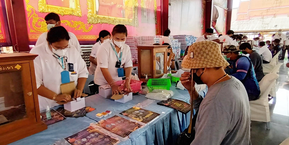 แรงศรัทธาล้มหลาม แห่เช่าวัตถุมงคล "หลวงพ่อรวย" รุ่นขอให้รวย 
