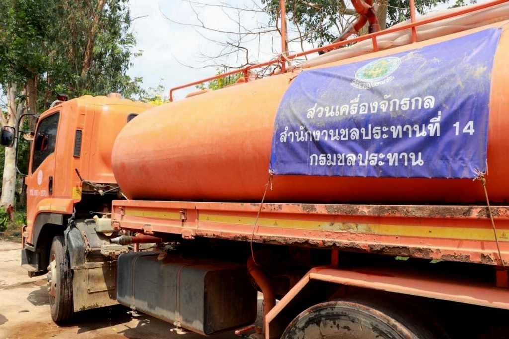 กรมชลฯ ส่งรถน้ำช่วยเหลือชาวสวนทุเรียนป่าละอู เร่งบรรเทาทุกข์จากภัยแล้ง