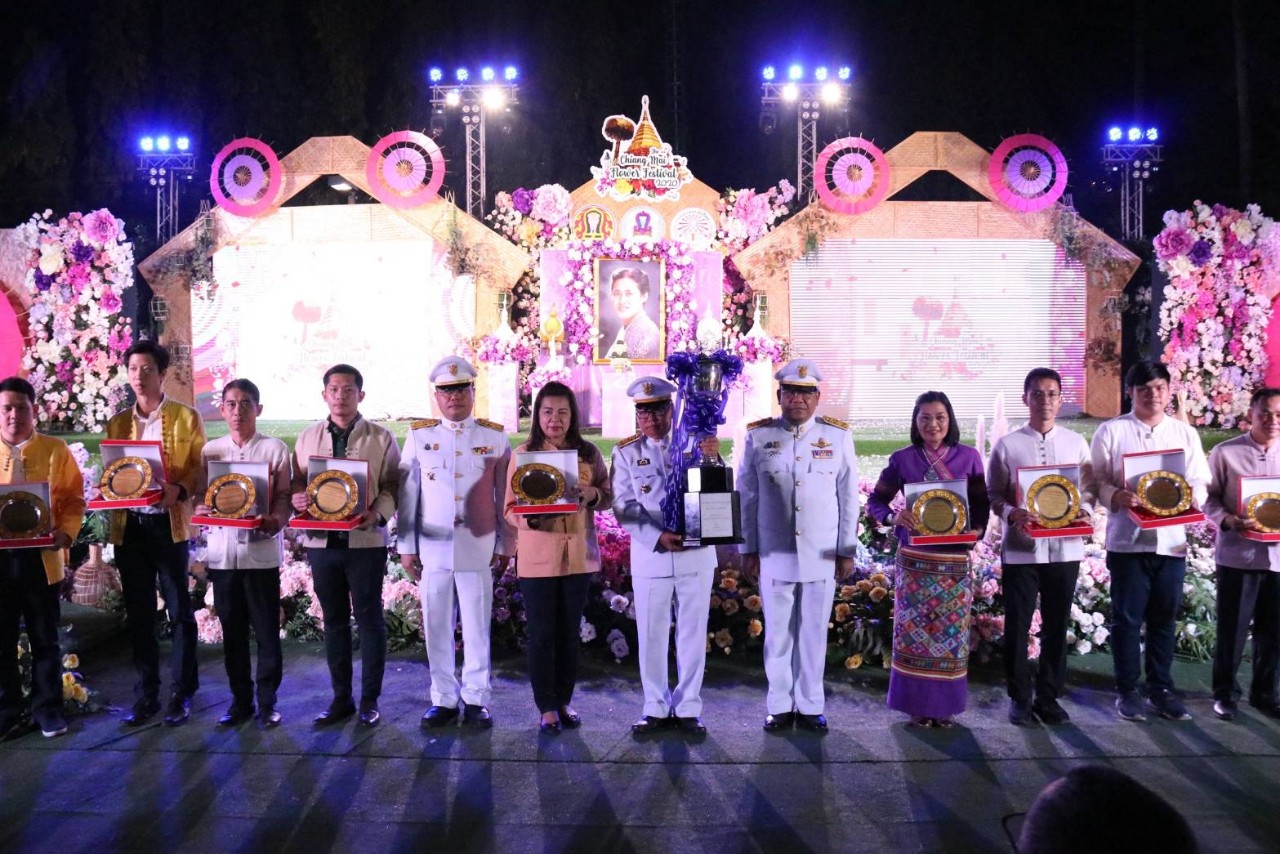 อำเภอฝางคว้ารางวัลยอดเยี่ยมถ้วยรางวัลพระราชทานในการประกวดขบวนรถบุปผชาติ 