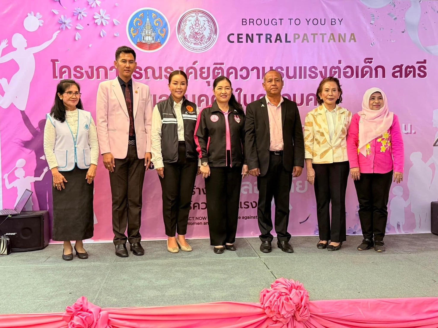 สว.ไก่ย้ำร่วมมือสร้างสังคมสุราษฎร์ธานีรณรงค์ยุติความรุนแรงต่อเด็ก-สตรีและบุคคลในครอบครัว