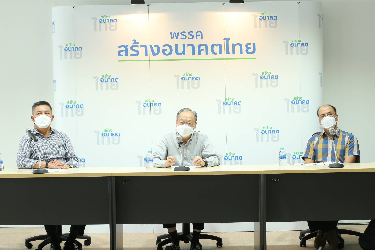 "สนธิรัตน์" ยัน "สร้างอนาคตไทย" ส่งผู้สมัครครบ 400 เขต ชี้การเมืองอะไรก็เกิดขึ้นได้ รอจังหวะเปิดตัว "สมคิด" 