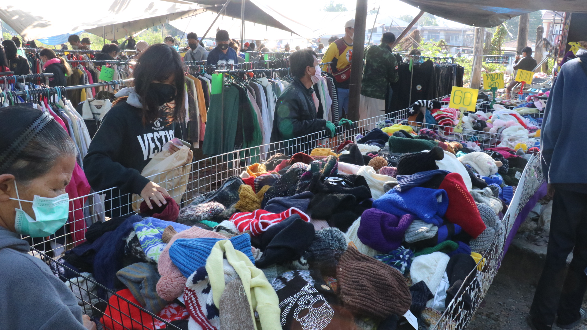  ชาวโคราชแห่ซื้อเสื้อกันหนาวผู้ค้ายิ้มยอดขายพุ่ง