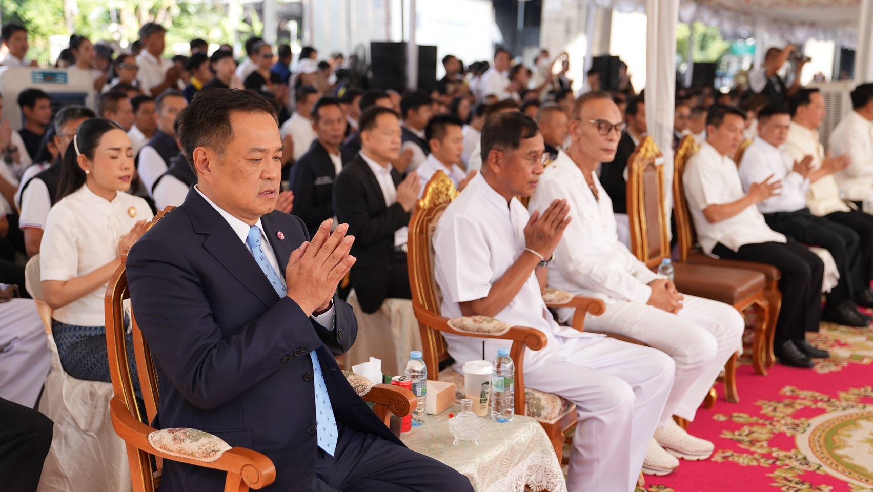 "อนุทิน" เป็นประธานในพิธีทำบุญอุทิศส่วนกุศลให้แก่ผู้ล่วงลับ จากเหตุการณ์ไฟไหม้รถบัสทัศนศึกษา