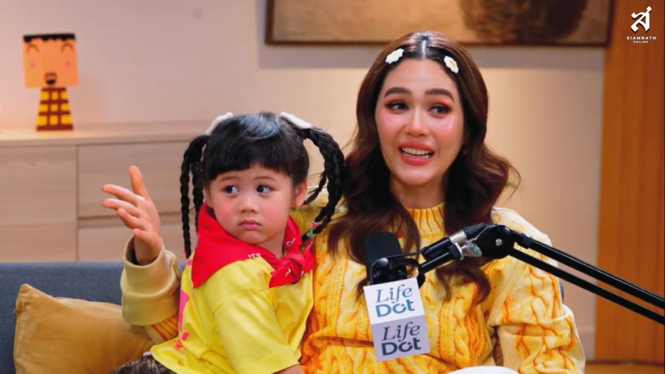 “ชมพู่ อารยา” เปิดใจเลี้ยงลูกแบบไม่เพอร์เฟกต์! ยอมปล่อยวางเพื่อลูก เผย “น้องเกล” คือคนที่สอนให้ใช้ชีวิตกับปัจจุบัน